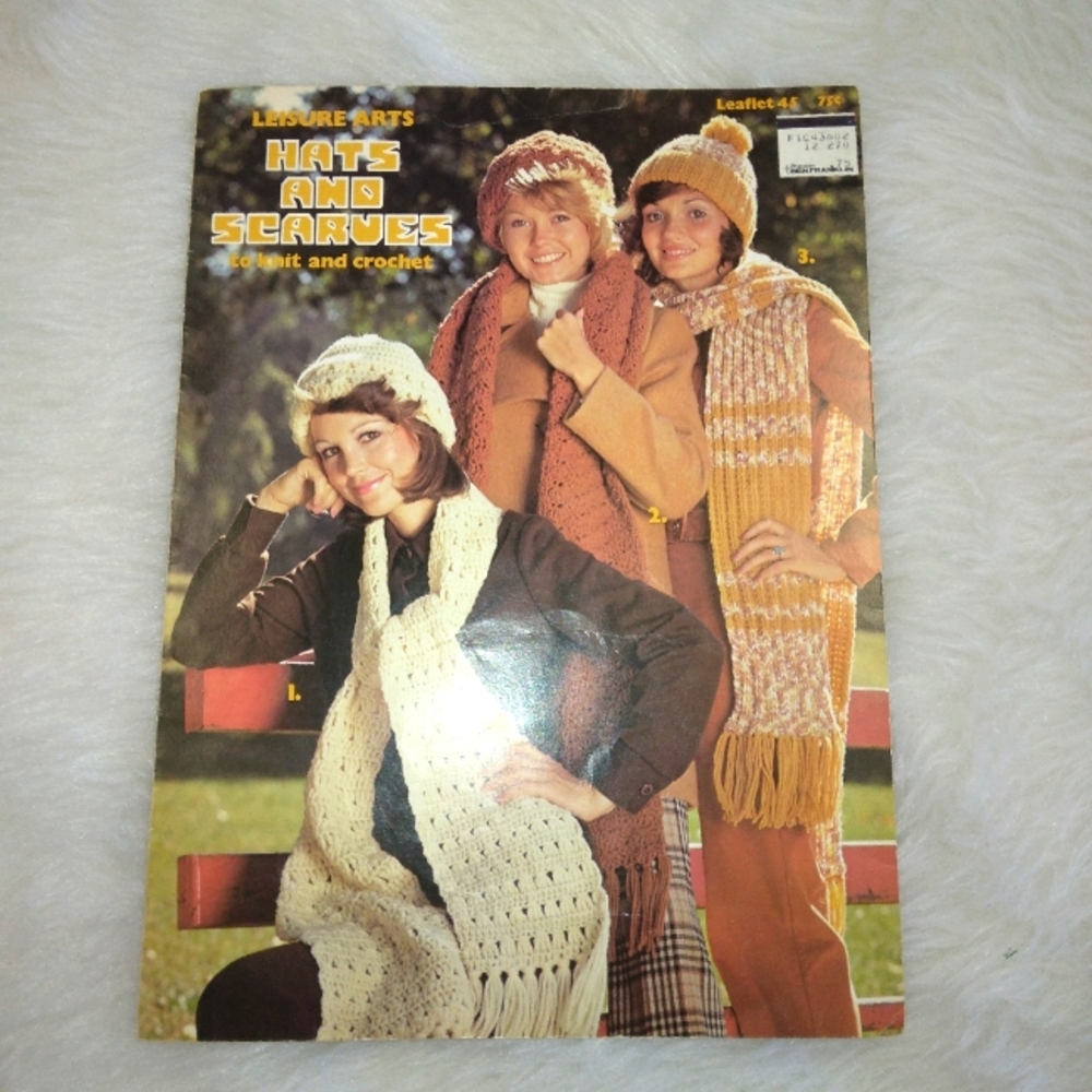 BOOK LEISURE ARTS Hats and Scarves to Knit and Crochet, Leaflet 45 c.1974